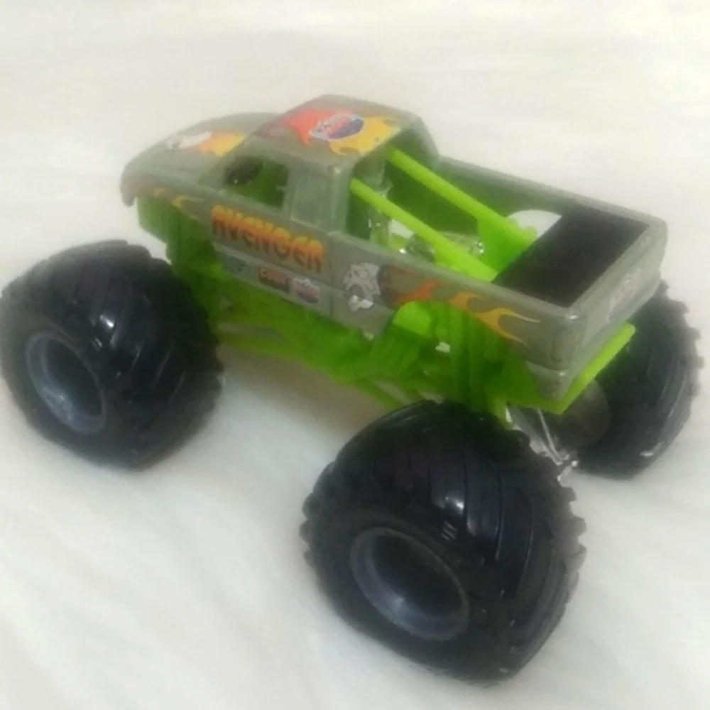 HTF! Avenger Monster Truck W Neon Green Frame Scale 1/64